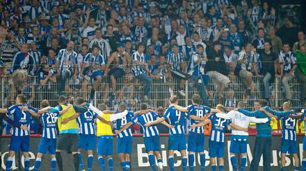 Blau-Weiße Glücksgefühle. Hertha feiert sich selbst nach dem Derby-Sieg bei Union.