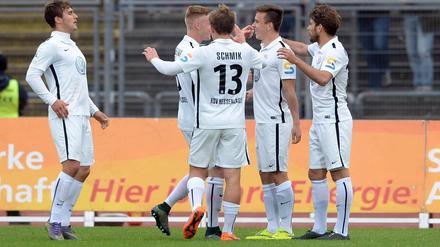 Der Jubel nach dem Protest. Nachdem sie eine Minute lang still standen, feiern die Fußballer von Hessen Kessel den Treffer zum 1:1 gegen den 1. FC Köln. 