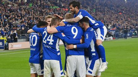 Mit dem 3:0 (1:0) über den 1. FC Heidenheim stürmte der FC Schalke 04 an die Zweitliga-Tabellenspitze. 