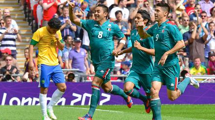 Sensation in Wembley. Mexikos Fußballer holen sich die Goldmedaille mit einem Sieg im Endspiel über Favorit Brasilien.