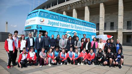 Der neue Jubiläums-Bus fährt nach dem Motto "50 Jahre-50 Orte" ein Jahr lang durch ganz Deutschland - stets auf der Suche nach Plätzen, bei denen es eine emotionale Verbindung zu "Jugend trainiert" gibt