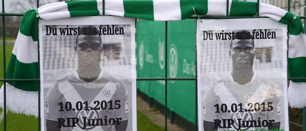 Beileidsbekundungen am Tag nach dem Unfalltod von Wolfsburgs Profi Junior Malanda.