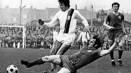 Achtung, Grätsche! Jupp Heynckes muss sich hier 1971 im DFB-Pokal-Viertelfinale gegen den Düsseldorfer Egon Köhnen durchsetzen. 