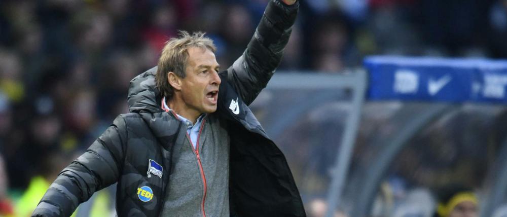 Ganz nach oben: Jürgen Klinsmann soll Hertha BSC aus dem Tabellenkeller führen.