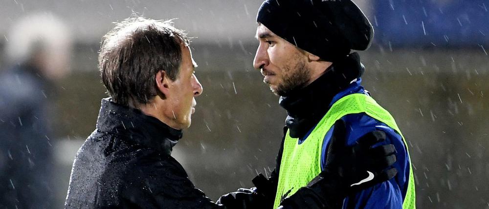 Bedröppelt: Die Stimmung bei Hertha BSC war schon einmal ausgelassener als unter Trainer Jürgen Klinsmann (links).
