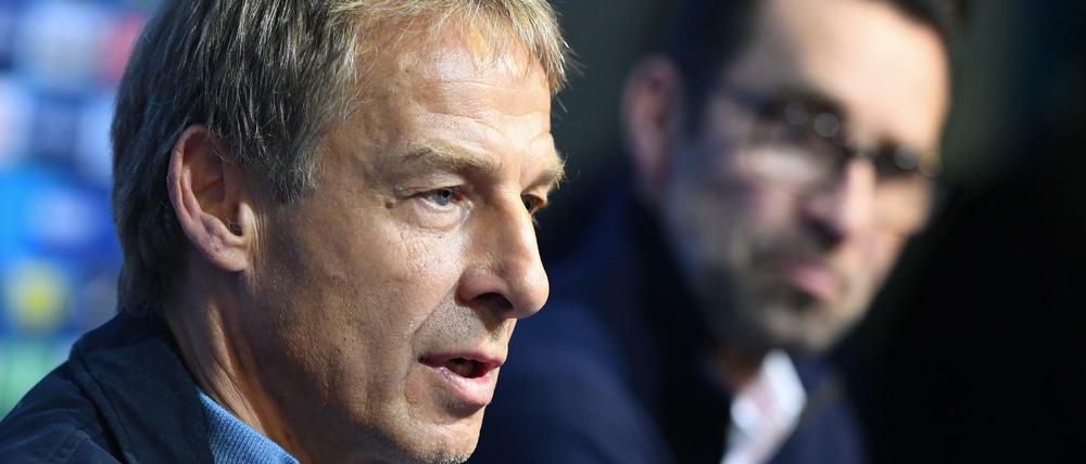 Die zwei werden keine Freunde mehr. Jürgen Klinsmann (links) kritisiert Herthas Manager Michael Preetz erneut scharf.