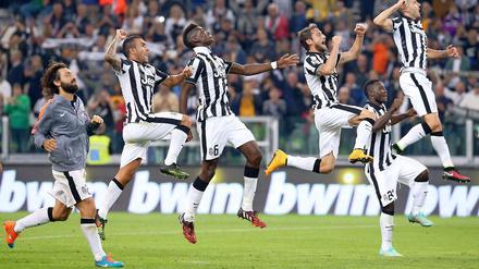 Rudel Zebras. Die Spieler von Juventus Turin feiern den sechsten Sieg im sechsten Spiel.