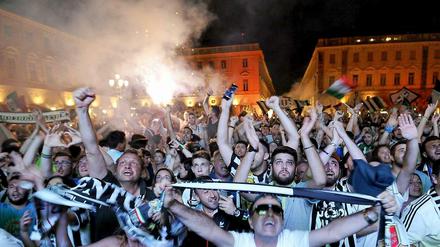 Zwischenhoch: Juventus-Fans feiern gemeinsam in Turin den zwischenzeitlichen Ausgleich im Champions-League-Finale von Berlin
