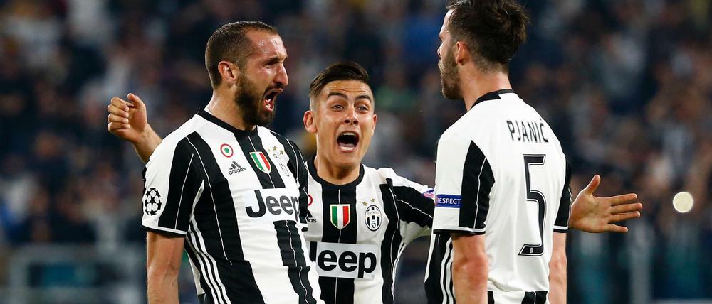 Juventus' Giorgio Chiellini feiert den dritten Treffer mit Paulo Dybala und Miralem Pjanic.