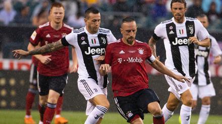 Bayerns Franck Ribery bekommt gegen Turins Federico Bernardeschi keinen Raum. 