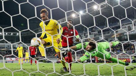 Der Dortmunder Pierre-Emerick Aubameyang trifft aus kurzer Distanz zum 3:0.