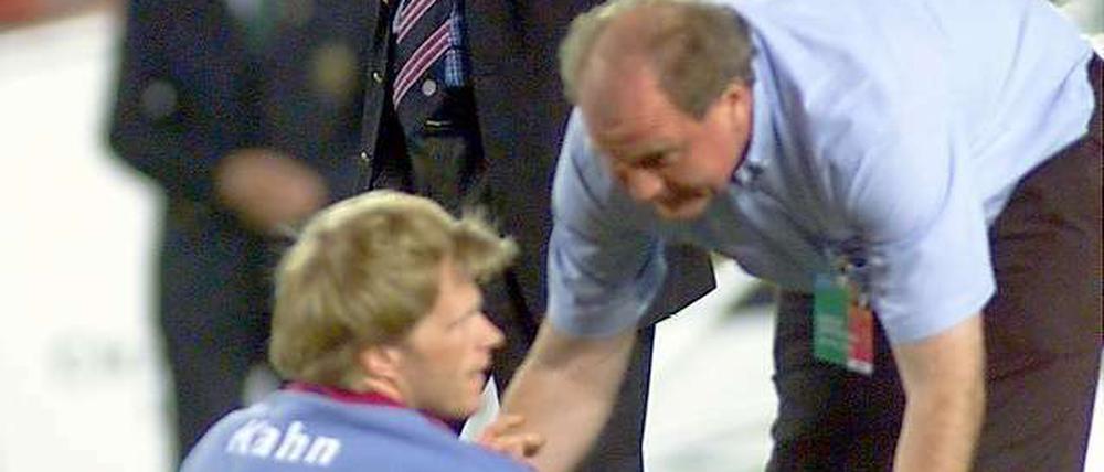 100 Sekunden fehlten zum Sieg. Manager Uli Hoeneß musste Torhüter Oliver Kahn trösten. Die Niederlage gegen Manchester United schmerzt Bayern Fans bis heute.