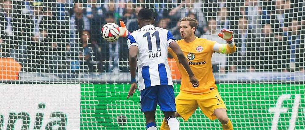 Ein Stürmer, der keine Tore schießen kann: Mittelstürmer Salomon Kalou schaufelt dem Eintracht-Keeper Trapp den Ball allein vor dem Tor in die Arme.