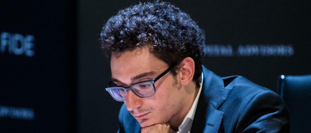 Hoch konzentriert: Fabiano Caruana, ein US-amerikanischer und italienischer Großmeister, denkt über seinen nächsten Zug nach. Er gewann am Montagabend gegen Lewon Aronian. 
