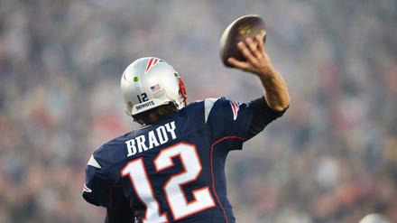 Star-Quarterback Tom Brady holt zum Wurf aus.