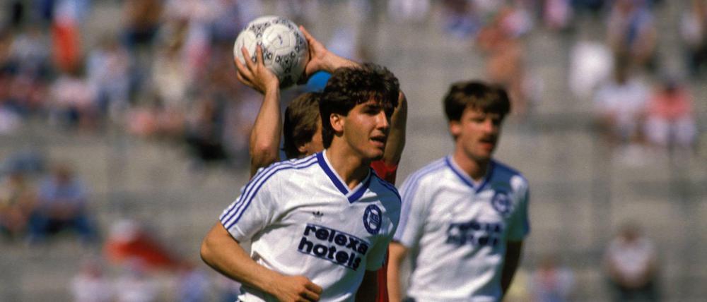 Karl-Heinz Riedle erzielte in der einzigen Bundesliga-Saison von Blau-Weiß 90 zehn Tore, konnte den Abstieg aber nicht verhindern. 