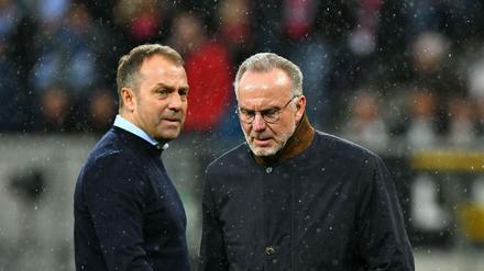 Nach seinem Chef Karl-Heinz Rummenigge (rechts) hat zuletzt auch Bayerns Trainer Hansi Flick mit seinen Aussagen für Kopfschütteln gesorgt.