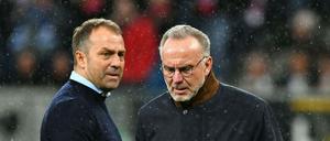 Nach seinem Chef Karl-Heinz Rummenigge (rechts) hat zuletzt auch Bayerns Trainer Hansi Flick mit seinen Aussagen für Kopfschütteln gesorgt.