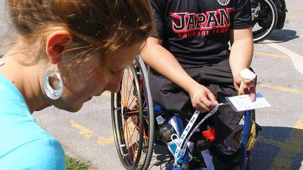 Karla Imdahl, Schülerreporterin der "Paralympics Zeitung" interviewt den Rollstuhlbasketspieler Hiroaki Kozai (Japan).