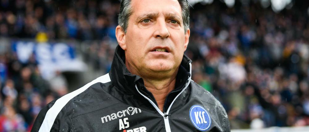 Im Regen stehen gelassen. Für Karlsruhes Trainer Alois Schwartz war das Heimspiel gegen Holstein Kiel auch sein letztes als KSC-Trainer.