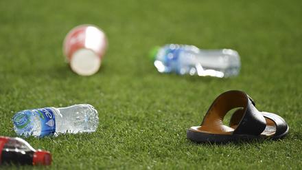 Schuhe und Flaschen flogen aufs Fußballfeld - eine schwere Beleidigung in der arabischen Welt. 