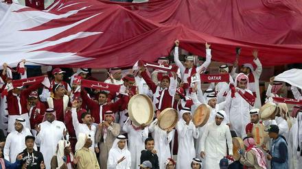Katarische Fans: "Auffällig gleich gekleideten Menschen, die nicht weniger auffällige Verhaltensmuster an den Tag legten. Ihre Choreografien wirkten dermaßen einstudiert, dass sie auch locker als Flashmob hätten durchgehen können."