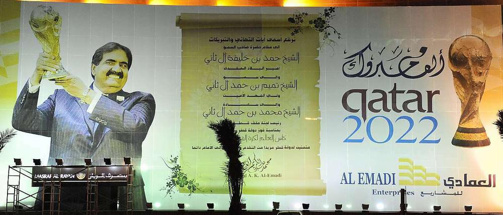 Wir haben die WM. Scheich Hamad bin Khalifa Al Thani freut sich auf einem Plakat.