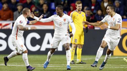 Hollands Torschütze Georginio Wijnaldum (Mitte) feiert mit Wesley Sneijder (li.) und Anwar El Ghazi seinen Treffer zum 1:0 in Kasachstan.