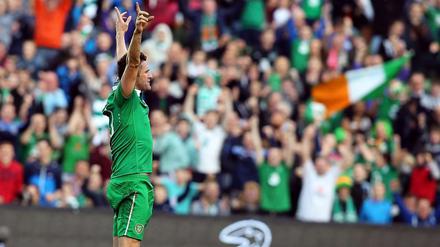 Robbie Keane lässt sich für seinen Hattrick gegen Gibraltar feiern.
