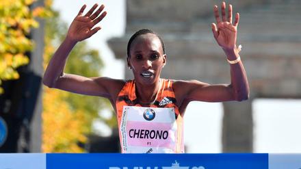 Gladys Cherono setzte sich in einem lange offenen Rennen zum dritten Mal beim Berlin-Marathon durch.