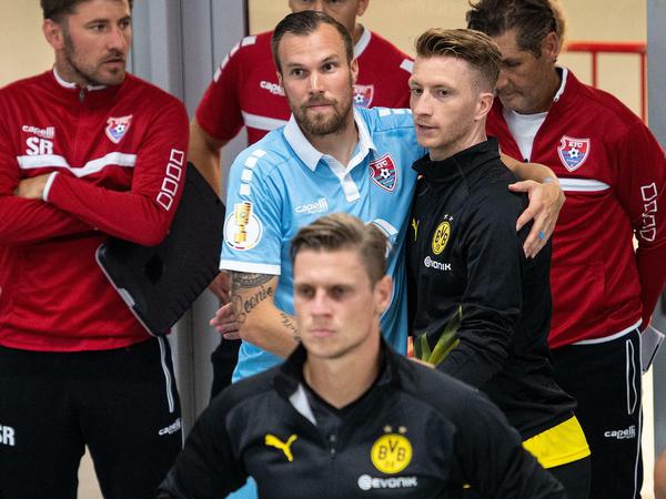 Gute Freunde. Dortmunds Marco Reus (r.) und Großkreutz (M.) begrüßen sich vor der Partie im Spielertunnel.