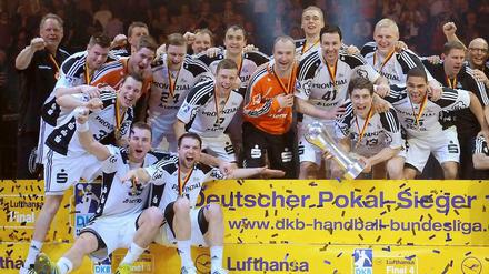 Zum dritten. Die Kieler Mannschaft verteidigt erneut den Pokal.
