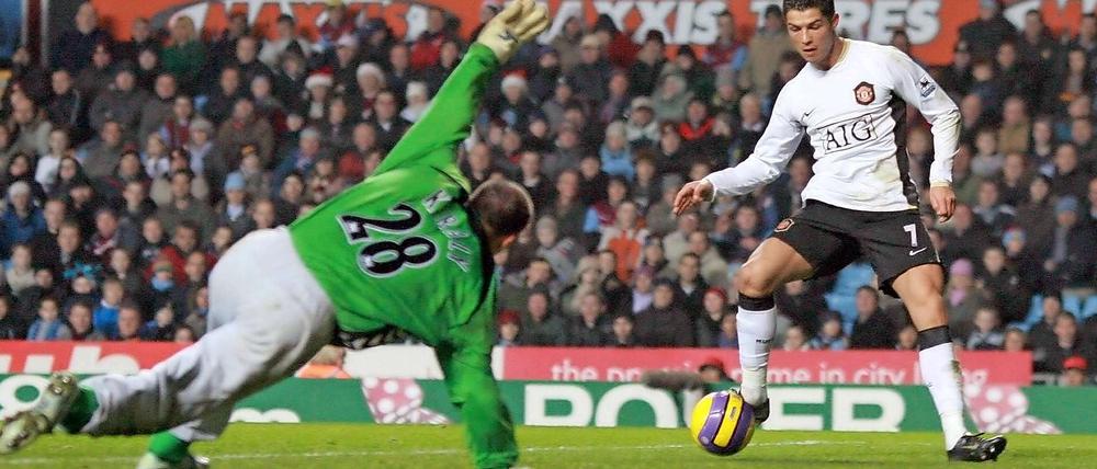 Vor knapp zehn Jahren trafen sie in der Premier League aufeinander: Hier schießt Ronaldo gerade das 3:0 für Manchester United gegen Kiraly und Aston Villa.