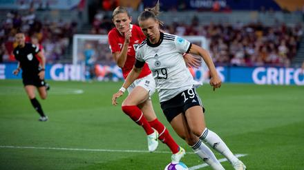 Klara Bühl (r.) setzte sich im Zweikampf mit der Österreicherin Carina Wenninger entscheidend durch vor dem 1:0 für Deutschland.