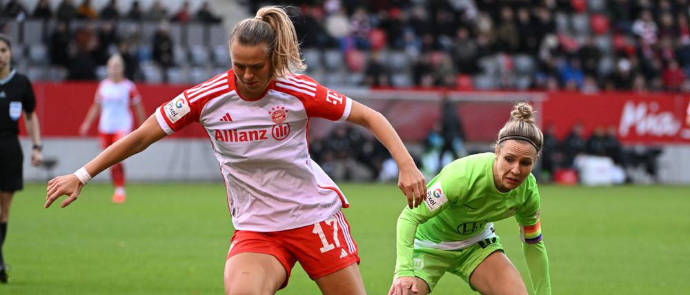 Bayerns Klara Bühl (l.) gewann das erste Duell mit Wolfsburgs Svenja Huth in dieser Saison 2:1.