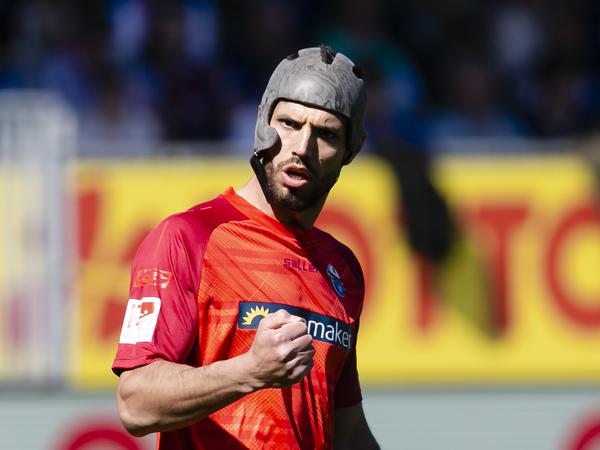 Mit Helm. Klaus Gjasula jubelt nach einem Tor für den SC Paderborn.