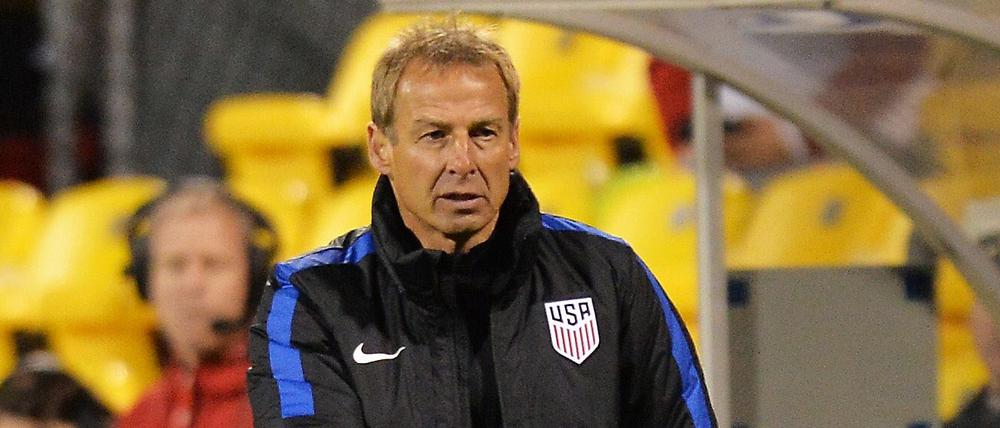 Ruhig Jungs, alles im Griff. Klinsmann beim Spiel gegen Guatemala.