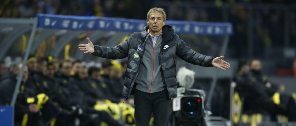 Forderer und Förderer. Jürgen Klinsmann will die Intensität in den nächsten Wochen hochschrauben. „Selbstvertrauen gibt es nur über harte Arbeit“, sagt er. 
