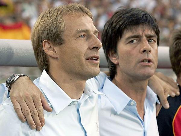 Der damalige Bundestrainer Jürgen Klinsmann und sein damaliger Assistent Joachim Löw singen die Nationalhymne bei der Fußball-Weltmeisterschaft 2006 in Deutschland.