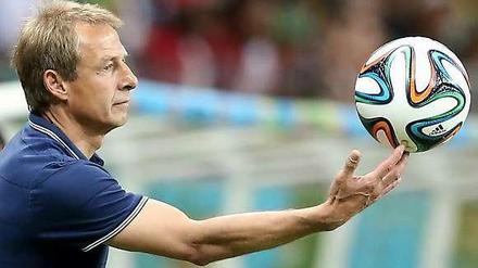 Der Ball ist sein Freund - und US-Nationalspieler aus Berlin findet Jürgen Klinsmann offensichtlich auch ganz gut.