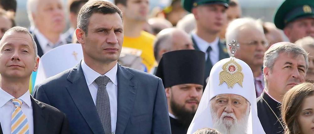 Neue Rolle. Klitschko (2.v.r.) als Bürgermeister von Kiew bei der Militärparade am Wochenende.