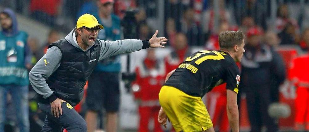 Jürgen Klopp, Trainer von Borussia Dortmund, treibt seinen Spieler Erik Durm an. Der BVB unterlag beim FC Bayern München 1:2.