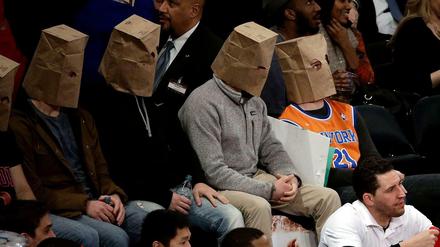 Angewidert von den Knicks: Einige Fans der New York Knicks wollen bei einem Besuch nicht erkannt werden.