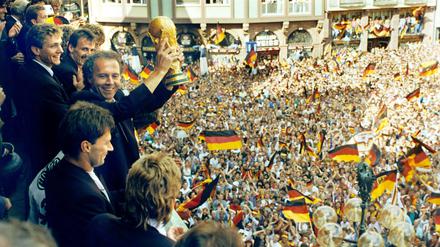 Auf Jahre hin unbesiegbar. Franz Beckenbauer reckt den WM-Pokal 1990 in Frankfurt in die Höhe.