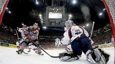 Damals war's. 2008 spielten die Eisbären im Play-off-Finale gegen die Haie.