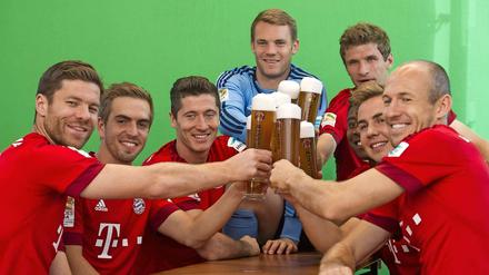 Proost, salut, zdrowie: Die Bayern-Spieler sprechen künftig eine Sprache.