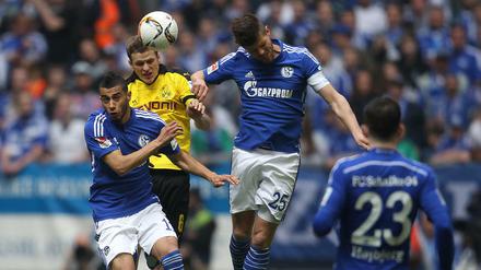 Kopf hoch und kämpfen. Schalke und Dortmund schenkten sich im Derby nichts.