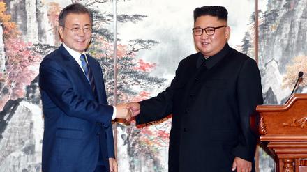 Sportler im Geiste. Südkoreas Präsident Moon Jae (l.) und Kim Jong Un, Machthaber von Nordkorea.