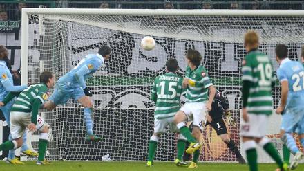 Stich ins Tor. Lazio Roms Libor Kozak (links) köpft in der Nachspielzeit den Treffer zum 3:3 gegen Borussia Mönchengladbach.