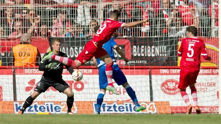 Das 3:0: Unions Damir Kreilach trifft gegen Duisburgs Torwart Ratajczak.